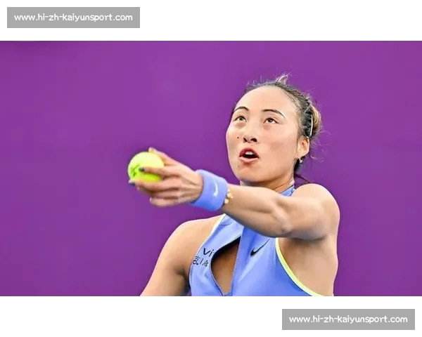 郑钦文晒温网装备:紫色战袍 + 定制战拍,草地战术升级剑指突破 郑钦文晒温网装备:紫色战袍 + 定制战拍,草地战术升级剑指突破